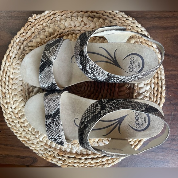 Abeo Una Wedge Sandal Size 10 Leather Snakeskin Summer Neutral Comfortable 10/10 - Picture 12 of 12